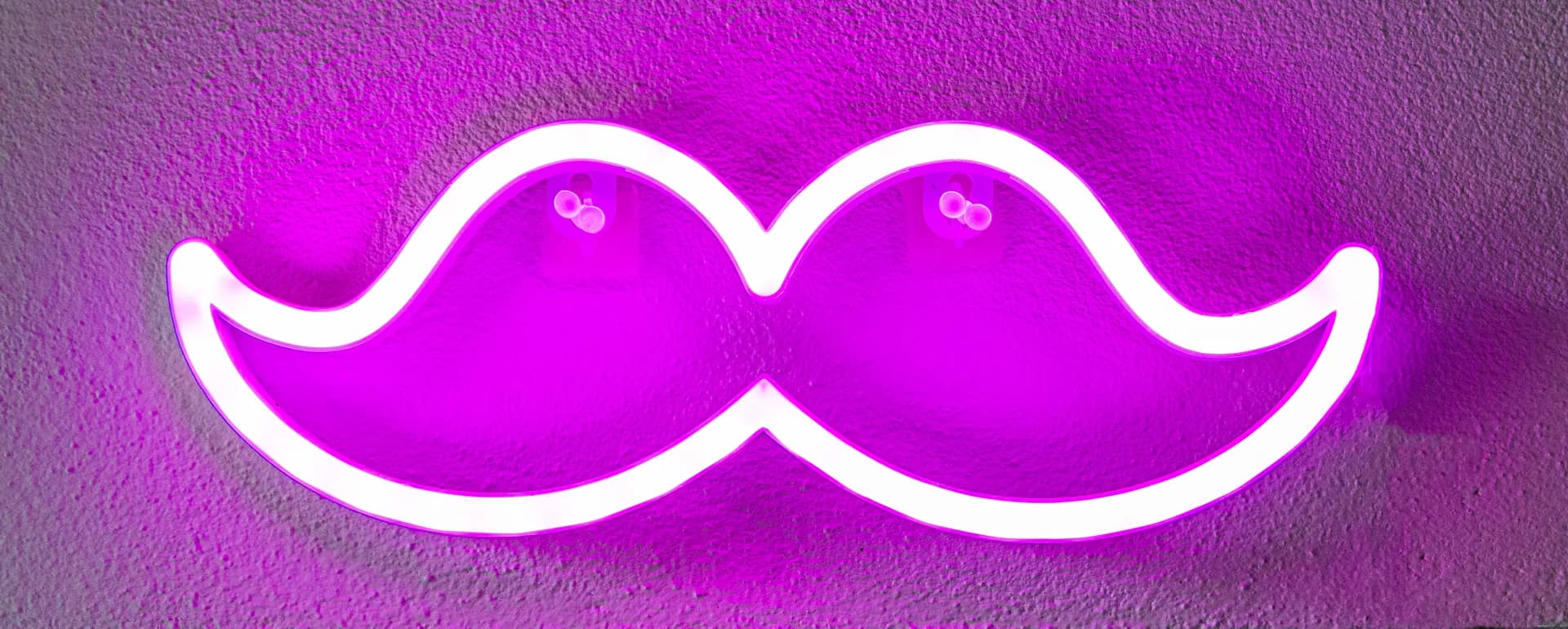 Neon a forma di baffo — insegna luminosa del B&B Zucchero sui Baffi